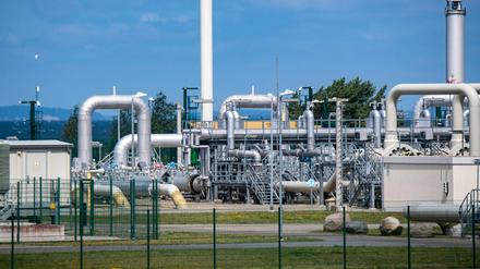 Mecklenburg-Vorpommern, Lubmin: Blick auf Rohrsysteme und Absperrvorrichtungen in der Gasempfangsstation der Ostseepipeline Nord Stream 1 und der Übernahmestation der Ferngasleitung OPAL (Ostsee-Pipeline-Anbindungsleitung). 