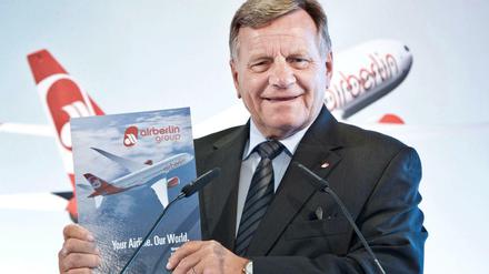 Da flog er noch auf Air Berlin: Hartmut Mehdorn in seiner Zeit als Vorstandsvorsitzender - bei einer Pressekonferenz im Jahr 2012.