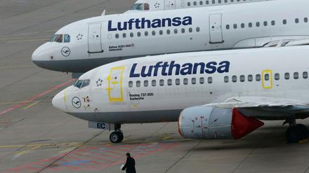 Blieben in den letzten Tagen oft am Boden: die Flugzeuge der Lufthansa, hier am Frankfurter Flughafen.