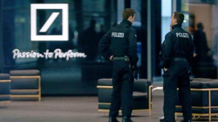 Polizisten vor der Zentrale der Deutschen Bank in Frankfurt am Main.