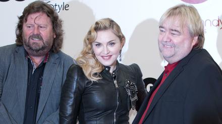 Popsängerin Madonna und die Unternehmer Jürgen (l) und Ralf Jopp bei der Eröffnung des ersten Clubs 2013 in Berlin. 