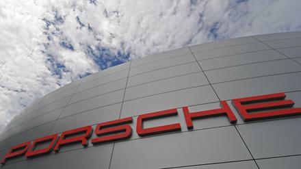 Das Porsche-Logo an der Fassade einer Porsche-Niederlassung zu sehen