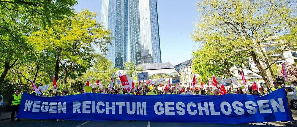 Postbank-Beschäftigte streiken vor Deutscher Bank