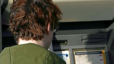 Kein Bargeld an Geldautomaten der Postbank: Ein Leitungsproblem hat die Automaten bundesweit lahmgelegt. 