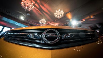 Der neue Opel Ampera-E steht am 07.11.2016 in Frankfurt am Main (Hessen) bei einer Presse-Präsentation unter Kronleuchtern. 