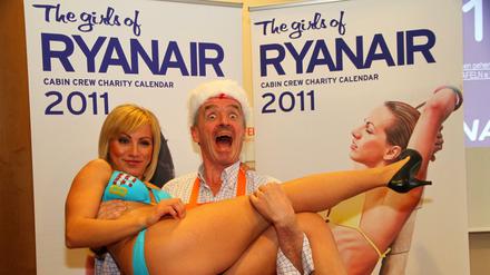 Präsentation eines Ryanair-Kalenders mit Stewardessen in Bademode im Jahr 2010 in Berlin. Ryanair-Chef Michael O'Leary macht mit Mitarbeiterin Stimmung. Die Einnahmen für den Kalender spendete er damals der "Tafel".