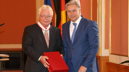 Schön war die Zeit. Der Regierende Bürgermeister Klaus Wowereit verlieh 2014 Wolf-Dieter Wolf den Verdienstorden des Landes Berlin. 