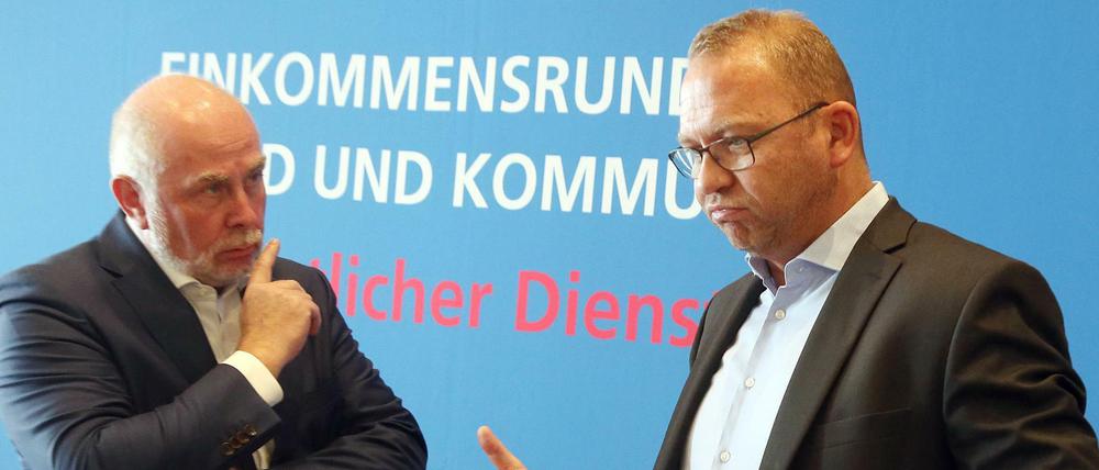 Die DGB-Gewerkschaften, an der Spitze Verdi mit Verhandlungsführer Frank Werneke (re.), bilden eine Tarifgemeinschaft mit dem Beamtenbund und dessen Chef Ulrich Silberbach.