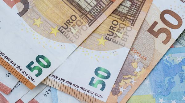 Zahlreiche Euro-Banknoten liegen auf einem Tisch (Symbolbild).