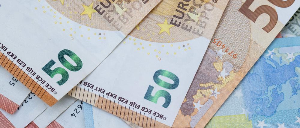 Zahlreiche Euro-Banknoten liegen auf einem Tisch (Symbolbild).