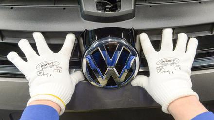 Glänzen tut das VW-Logo immer noch. Doch zumindest in Sachen Vertrauen ist der Lack der Wolfsburger Weltmarke angekratzt. 