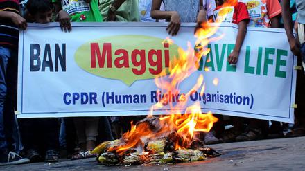 Indische Demonstranten verbrennen bei Protesten gegen Nestlé Maggi-Fertigprodukte.