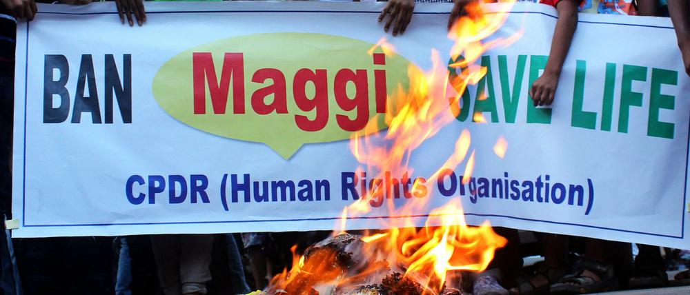 Indische Demonstranten verbrennen bei Protesten gegen Nestlé Maggi-Fertigprodukte.