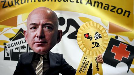 Ein Demonstrant trägt bei einer Protest-Demonstration die Maske des Amazon-Gründers Jeff Bezos. 