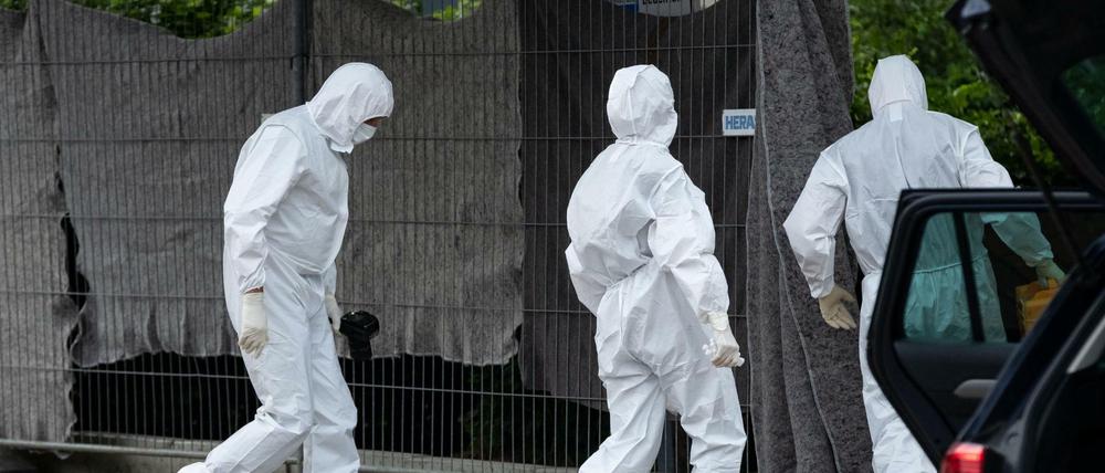 Polizeibeamte sichern Spuren nach dem Fund eines toten 16-jährigen Mädchens in Hannover. Die Leiche der Jugendlichen entdeckt worden. 