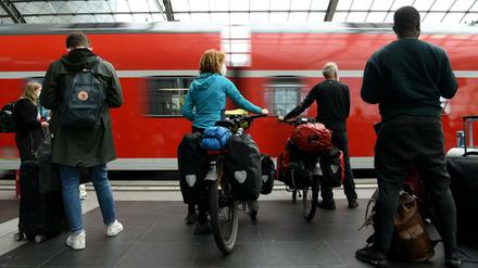 Reisende warten im Berliner Hauptbahnhof auf den Einstieg in einen Regionalzug.