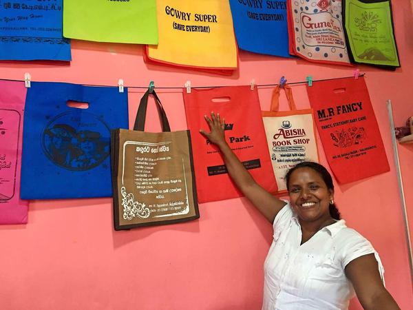 Gründerin Jayanthi Sriyalathaund ist stolz auf ihre biologisch abbaubaren Taschen.