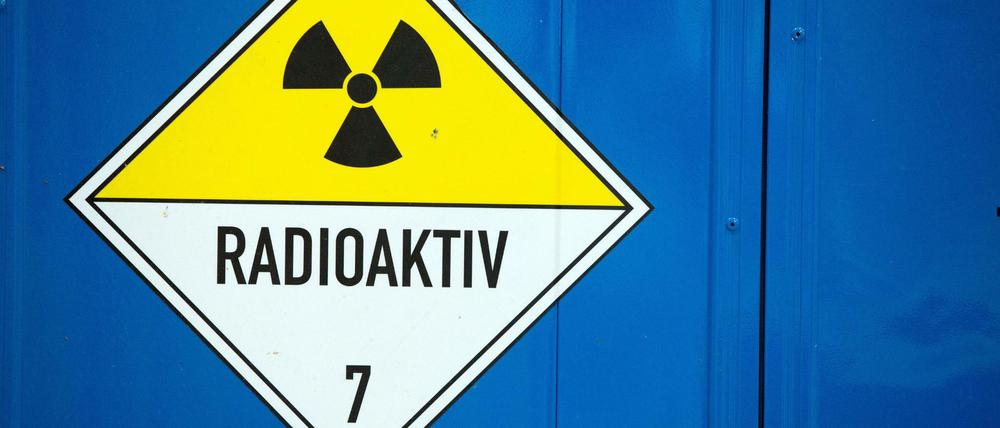 Ein Warnschild an einem Container in Lubmin (Mecklenburg-Vorpommern) im Zwischenlager des Atomlager-Betreibers Energiewerke Nord.