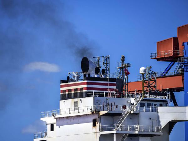 Rauchender Schornstein eines Containerschiffes in Hamburg
