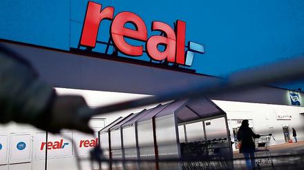 Dunkle Aussichten: Wie es mit der Supermarktkette Real weitergeht, ist unklar.