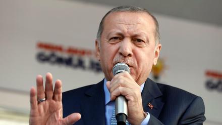 Recep Tayyip Erdogan, Präsident der Türkei, spricht auf einer Kundgebung im Wahlkampfthema.