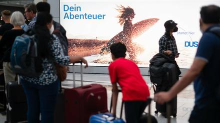 An deutschen Flughäfen bilden sich lange Schlangen. Doch der Personalmangel wirkt sich auch auf den Frachtverkehr aus. Das Bild zeigt die Lage in Düsseldorf.