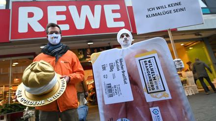 Aktivist:innen von foodwatch überreichen dem Handelsunternehmen Rewe den Negativpreis „Goldener Windbeutel“.
