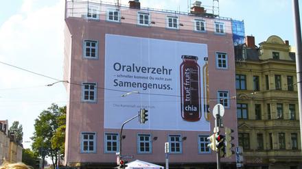 Die Smoothi-Werbung auf einem Privatgelände in der Leopoldstraße in München. 