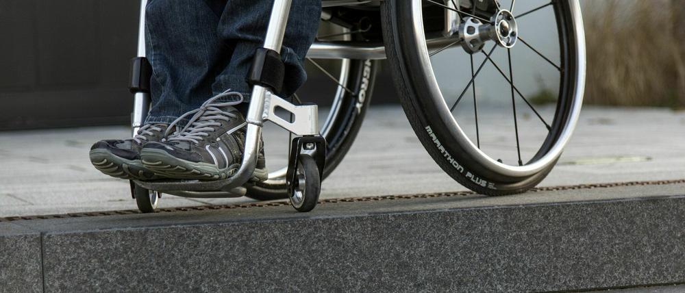 Endstation. Treppenstufen am Bahnhof - häufig im ländlichen Raum - sind für Rollstuhlfahrer oft ein unüberwindbares Hindernis.