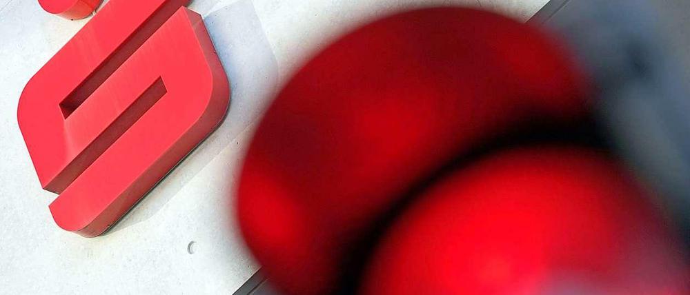 Das Sparkassen-Logo prangt an 423 verschiedenen Sparkassen in Deutschland. Das Recht auf den speziellen Rot-Ton wollen nun auch andere.