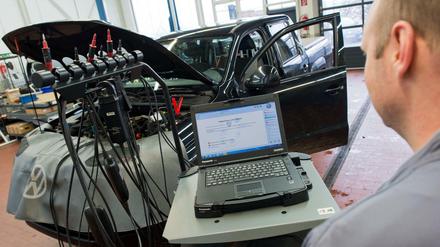 Rückrufaktion. Software-Update für einen Volkswagen Amarok mit einem 2,0-Liter-Dieselmotor in einer Volkswagen-Werkstatt.