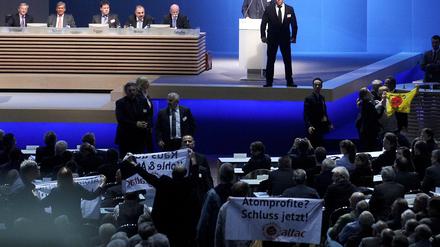 Schwerer Stand. Die Rede von Vorstandschef Jürgen Großmann in der Grugahalle wurde immer wieder gestört. Ein Personenschützer baute sich vor dem Rednerpult auf. 
