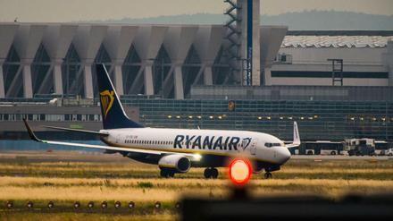 Eine Maschine der irischen Fluggesellschaft Ryanair rollt am Flughafen-Terminal in Frankfurt vorbei.