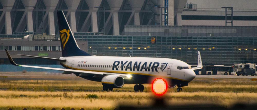 Eine Maschine der irischen Fluggesellschaft Ryanair rollt am Flughafen-Terminal in Frankfurt vorbei.