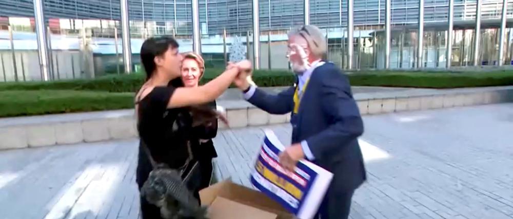 Ryanair-CEO Michael O’Leary wird während einer Pressekonferenz vor der EU-Kommission in Brüssel von einer Sahnetorte im Gesicht getroffen.
