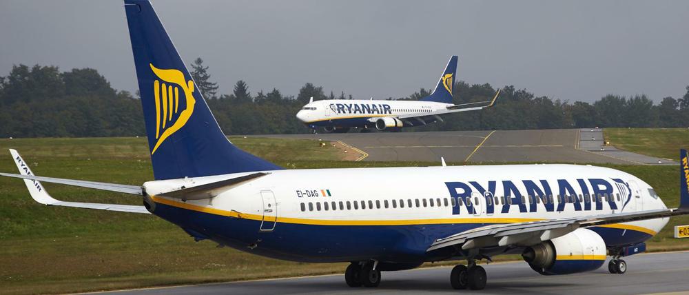 Maschinen vom Typ Boeing 737-800 der irischen Fluglinie Ryanair stehen auf dem Vorfeld des Flughafens Hahn. 