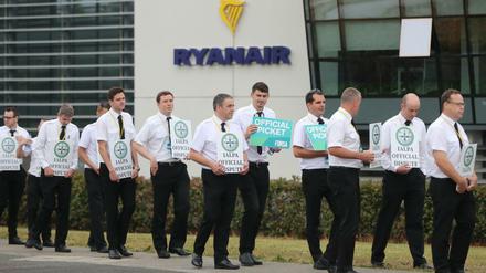Neuauflage möglich. Piloten der Fluggesellschaft Ryanair streikten zuletzt vor dem Firmensitz des Unternehmens. 