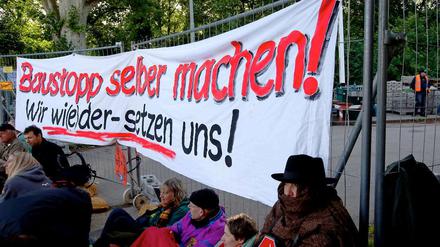 Wie diese Demonstranten will auch der grüne Ministerpräsident Kretschmann einen längeren Baustopp. Bezahlen will er dafür aber nicht.