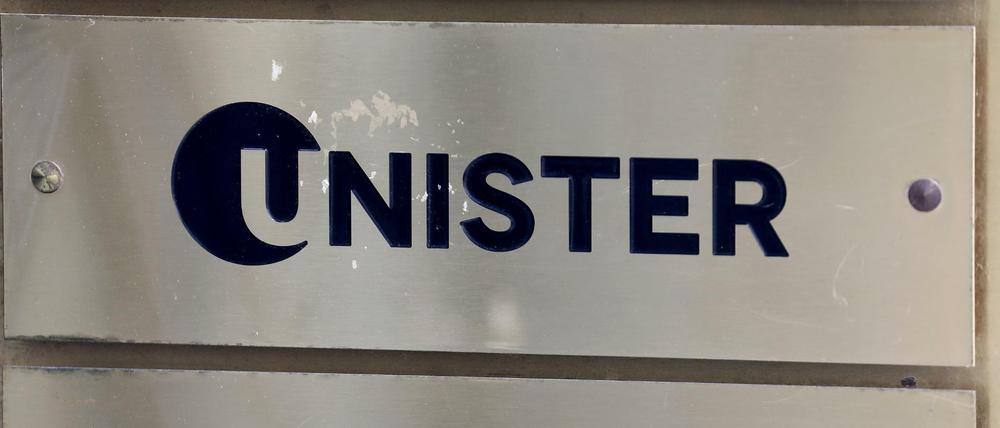 Das Firmenschild von Unister hängt am 18.07.2016 neben der Eingangstür zum Firmensitz in Leipzig (Sachsen). 