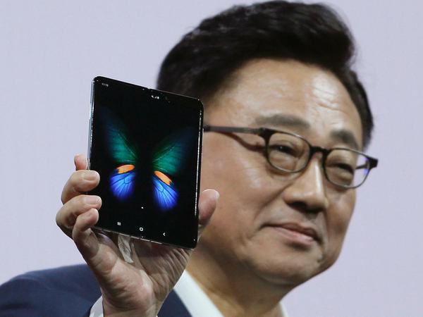 Dong-Jin Koh, Chef von Samsungs Mobilfunksparte, hält das neue Galaxy Fold Smartphone während einer Veranstaltung.