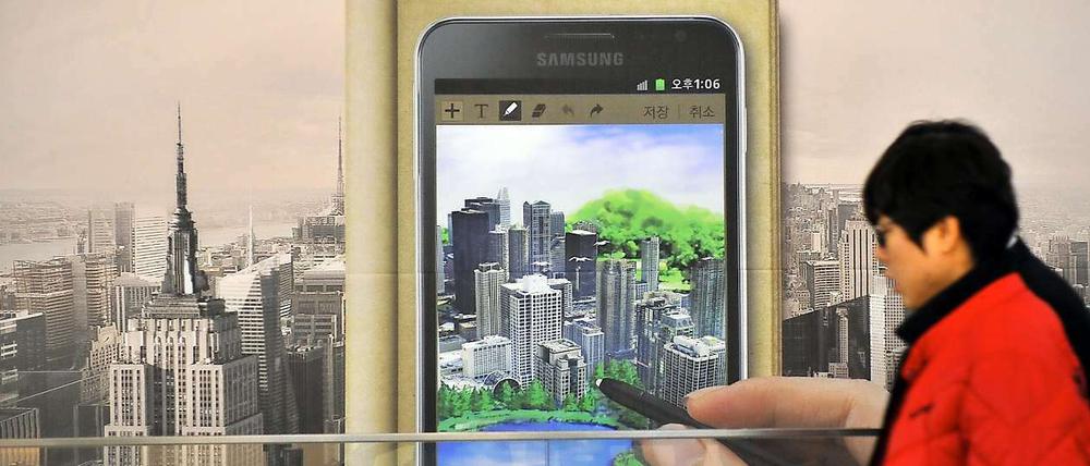 Schaufenster. Am Hauptsitz in Seoul wirbt Samsung für sein Modell Note.
