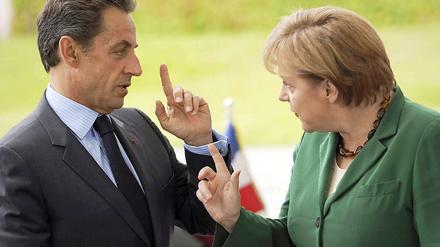 Da besteht Diskussionsbedarf. Sarkozy und Merkel (l.) müssen reden - über Griechenland.