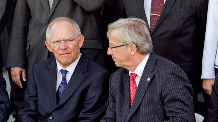 Wolfgang Schäuble machte sich im polnischen Breslau (Wroclaw) für die Finanztransaktionssteuer stark. Hier links neben dem Chef der Eurogruppe, Jean-Claude Juncker. 