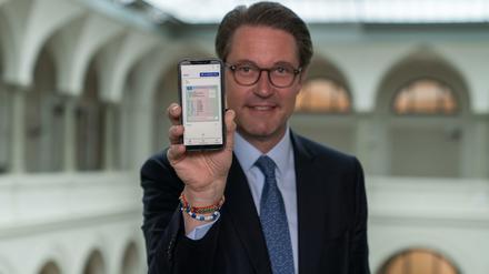 Stolz präsentierte Andreas Scheuer den digitalen Führerschein. Tage darauf ist der Minister "stocksauer" über die Probleme.