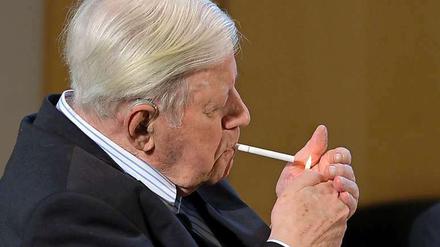 Selten ohne. Altkanzler Helmut Schmidt raucht gern Mentholzigaretten. Seine Marke ist Reyno.