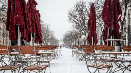 Lockdown und Schnee: Verlassene Restaurantstühle in Berlin