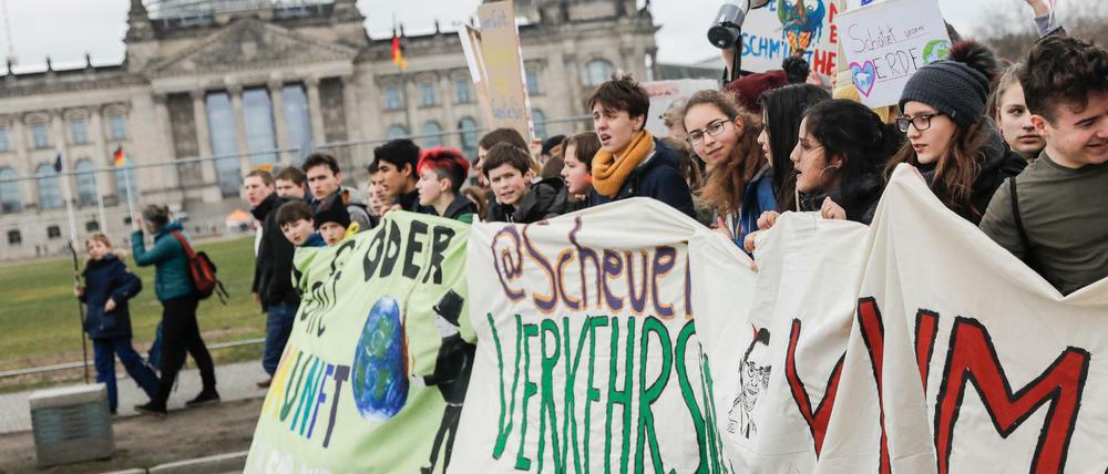 Schüler bei der "Fridays for Future"-Klimademonstration vor dem Reichstagsgebäude. Auch vielen Wählern war das Thema sehr wichtig.