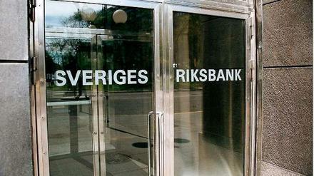 Die schwedische Notenbank hat den Leitzins überraschend auf null Prozent gesenkt.