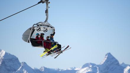Skifahrer mit Schutzmaske gegen Covid-19 auf dem Sessellift, aufgenommen zum Start der Ski-Vorsaison auf Parsenn in der Schweiz.