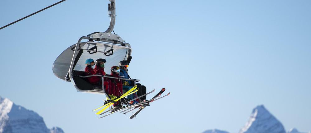 Skifahrer mit Schutzmaske gegen Covid-19 auf dem Sessellift, aufgenommen zum Start der Ski-Vorsaison auf Parsenn in der Schweiz.
